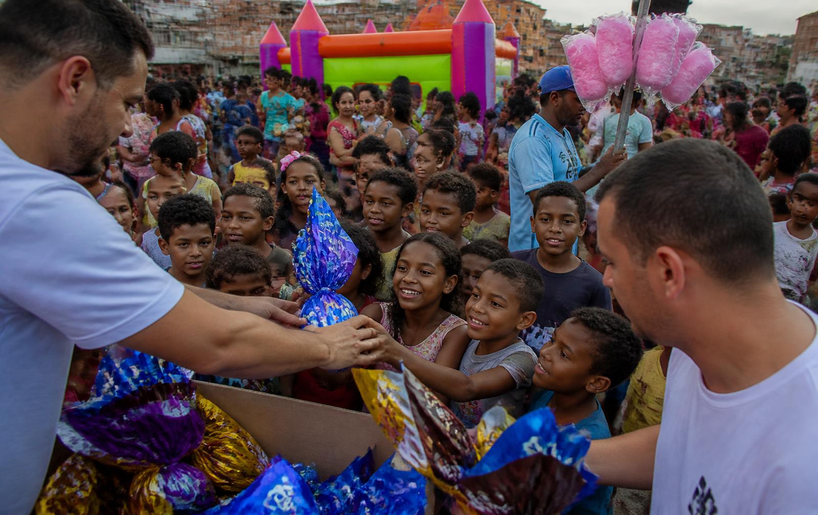 Ação de Páscoa com distribuição de ovos de chocolate para crianças